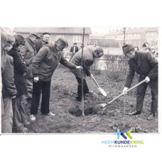 1970 Boomplantdag Spijk vlnr. enkele schoolkinderen- A. Grob- H.Nieling- zr. Voskuilen hvd school- burg. Hendriks- J. Jansen. Coll